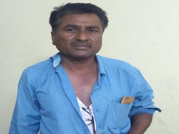 Talathi trying to beaten Parbhani District Collector at Midnight | परभणीत जिल्हाधिकाऱ्यांच्या अंगावर धावून गेला तलाठी Talathi trying to beaten Parbhani District Collector at Midnight | परभणीत जिल्हाधिकाऱ्यांच्या अंगावर धावून गेला तलाठी