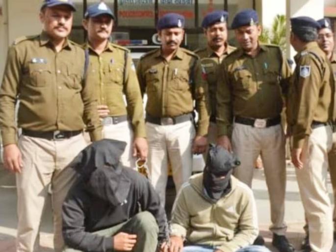 'There's a robbery ahead, take off your jewelry'; Gang disguised as police officers exposed, used to rob people by scaring them | 'पुढे दरोडा पडलाय, दागिने काढून ठेवा'; पोलिसांच्या वेशातील टोळीचा पर्दाफाश, लोकांना घाबरवून लुटायचे 'There's a robbery ahead, take off your jewelry'; Gang disguised as police officers exposed, used to rob people by scaring them | 'पुढे दरोडा पडलाय, दागिने काढून ठेवा'; पोलिसांच्या वेशातील टोळीचा पर्दाफाश, लोकांना घाबरवून लुटायचे