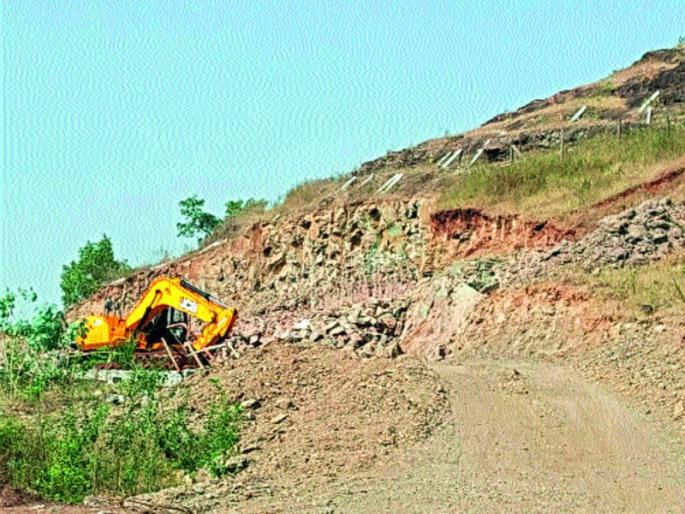 Action should be taken on illegal digging | अवैध खोदकामांवर कारवाई व्हावी Action should be taken on illegal digging | अवैध खोदकामांवर कारवाई व्हावी