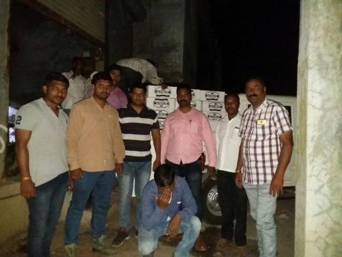 At Khapar, 10 lakhs of illegal liquor was seized | खापर येथे दहा लाखांचे अवैध मद्य जप्त At Khapar, 10 lakhs of illegal liquor was seized | खापर येथे दहा लाखांचे अवैध मद्य जप्त