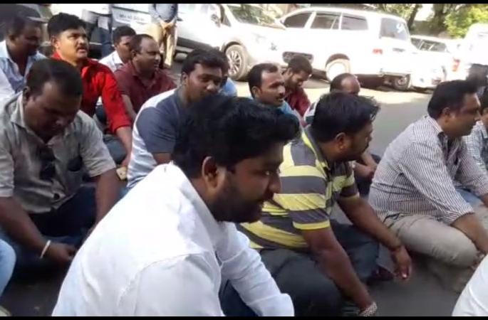 In the district of Nagpur, there was a clash between sand and crush stone professionals | नागपूर जिल्ह्यात रेती-गिट्टी व्यावसायिकांत संघर्ष पेटला In the district of Nagpur, there was a clash between sand and crush stone professionals | नागपूर जिल्ह्यात रेती-गिट्टी व्यावसायिकांत संघर्ष पेटला