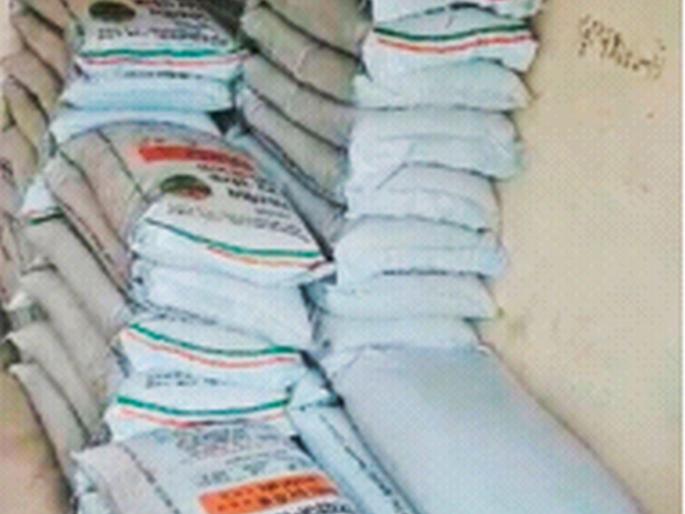 Soil worth crores sold to farmers from bags of fertilizers | खतांच्या पोत्यातून शेतकऱ्यांना विकली कोट्यवधींची माती Soil worth crores sold to farmers from bags of fertilizers | खतांच्या पोत्यातून शेतकऱ्यांना विकली कोट्यवधींची माती