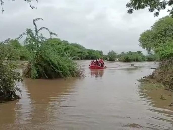 Rescue operation of a farmer stuck in flood | पुरात अडकलेल्या शेतकऱ्याचे रेस्क्यू ऑपरेशन Rescue operation of a farmer stuck in flood | पुरात अडकलेल्या शेतकऱ्याचे रेस्क्यू ऑपरेशन