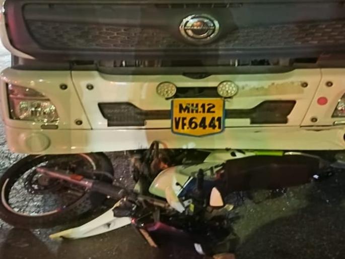 Heavy truck crushes school youth in Pune; Two college youths died on the spot | पुण्यात आणखी एक अपघात! भरधाव ट्रकने सिग्नलवर थांबलेल्या तीन महाविद्यालयीन तरुणांना उडविले Heavy truck crushes school youth in Pune; Two college youths died on the spot | पुण्यात आणखी एक अपघात! भरधाव ट्रकने सिग्नलवर थांबलेल्या तीन महाविद्यालयीन तरुणांना उडविले