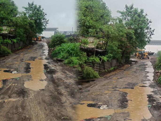 Kharbav Railway Station road in Bhiwandi damaged; One has to travel through mud | भिवंडीतील खारबाव रेल्वे स्टेशनची वाट बिकट; चिखलातूनच करावा लागतो प्रवास Kharbav Railway Station road in Bhiwandi damaged; One has to travel through mud | भिवंडीतील खारबाव रेल्वे स्टेशनची वाट बिकट; चिखलातूनच करावा लागतो प्रवास