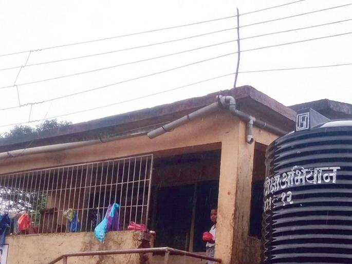 A danger to the lives of students due to electricity | वीजवाहिनीमुळे विद्यार्थ्यांच्या जीवाला धोका A danger to the lives of students due to electricity | वीजवाहिनीमुळे विद्यार्थ्यांच्या जीवाला धोका