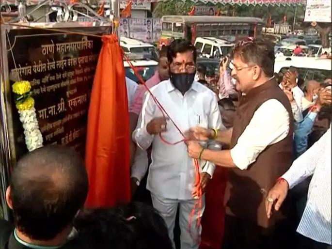 shivsena vs ncp verbal fight during ignoration of kharegaon bridge | ठाण्यात उड्डाणपुलावर सेना-राष्ट्रवादी आमनेसामने; आधी घोषणाबाजी नंतर गळ्यात गळे