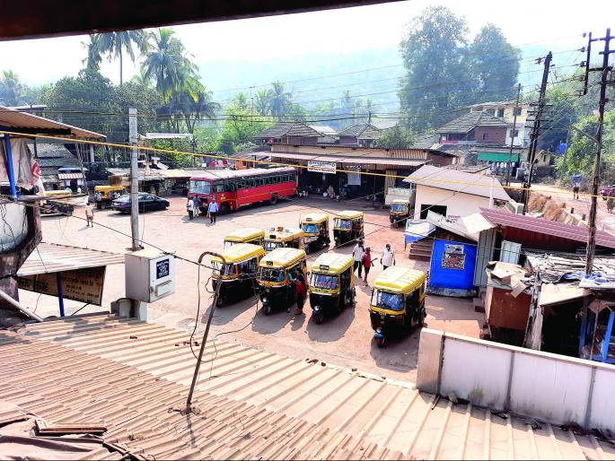 Private vehicles ply at Kharepatan bus stand | खारेपाटण बसस्थानकात खासगी वाहनांचा वावर Private vehicles ply at Kharepatan bus stand | खारेपाटण बसस्थानकात खासगी वाहनांचा वावर