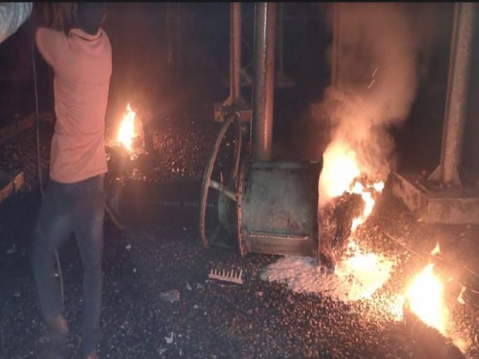Kharepatan power substation fire under control after one and a half hours, repeated incidents spark fear | खारेपाटण वीज उपकेंद्रात लागलेली आग दीड तासांनंतर आटोक्यात, वारंवार घटनांमुळे भीतीचे वातावरण Kharepatan power substation fire under control after one and a half hours, repeated incidents spark fear | खारेपाटण वीज उपकेंद्रात लागलेली आग दीड तासांनंतर आटोक्यात, वारंवार घटनांमुळे भीतीचे वातावरण