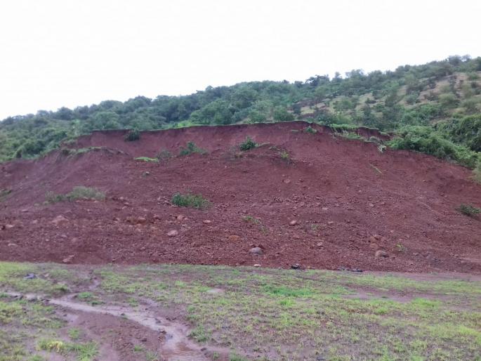 Landslide in Kharepatan Sambhajinagar, damage to cashew orchard | खारेपाटण संभाजीनगरमध्ये भूस्खलन, काजूबागेचे नुकसान Landslide in Kharepatan Sambhajinagar, damage to cashew orchard | खारेपाटण संभाजीनगरमध्ये भूस्खलन, काजूबागेचे नुकसान