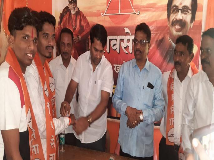 In Kharepatan, two youth activists of Balasaheb's Shiv Sena Shinde group joined the Uddhav Thackeray group | मुख्यमंत्री शिंदे गटाला कोकणात धक्का, कार्यकर्ते पुन्हा उद्धव ठाकरे गटात पतरले In Kharepatan, two youth activists of Balasaheb's Shiv Sena Shinde group joined the Uddhav Thackeray group | मुख्यमंत्री शिंदे गटाला कोकणात धक्का, कार्यकर्ते पुन्हा उद्धव ठाकरे गटात पतरले