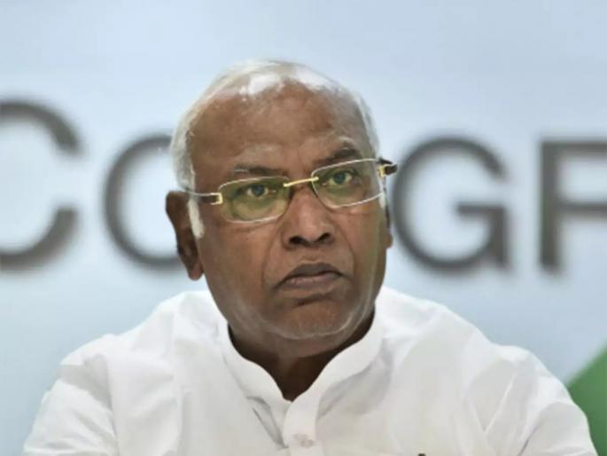 This BJP repression will not work Congress protests mallikarjun kharge beating in Pune | भाजपची ही दडपशाही चालणार नाही; खरगेंना धक्काबुक्कीचा पुण्यात काँग्रेसकडून निषेध This BJP repression will not work Congress protests mallikarjun kharge beating in Pune | भाजपची ही दडपशाही चालणार नाही; खरगेंना धक्काबुक्कीचा पुण्यात काँग्रेसकडून निषेध
