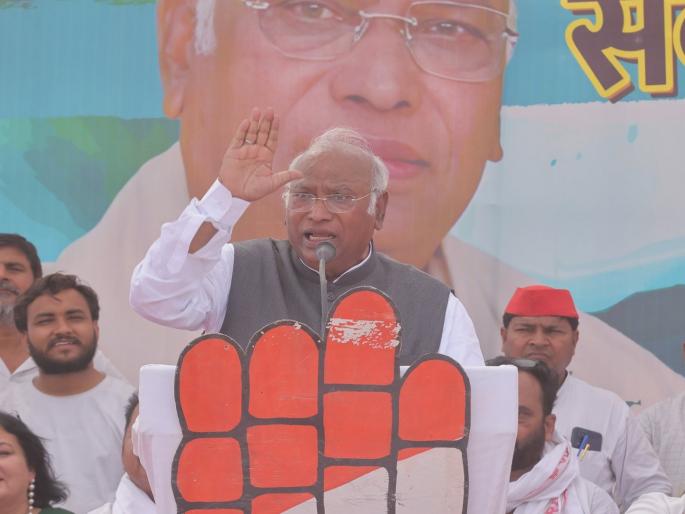 Lok Sabha Election 2024 : The power that Sonia Gandhi rejected, Modi's eye on that power; Mallikarjun Kharge's attack | ज्या सत्तेला सोनिया गांधींनी नाकारले, त्या सत्तेवर मोदींचा डोळा; मल्लिकार्जुन खरगेंचा हल्लाबोल... Lok Sabha Election 2024 : The power that Sonia Gandhi rejected, Modi's eye on that power; Mallikarjun Kharge's attack | ज्या सत्तेला सोनिया गांधींनी नाकारले, त्या सत्तेवर मोदींचा डोळा; मल्लिकार्जुन खरगेंचा हल्लाबोल...