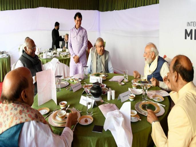 narendra modi and mallikarjun kharge seen having lunch together | चर्चा तर होणारच! PM मोदींना 'उंदीर', 'रावण' म्हणणारे खर्गे जेव्हा त्यांच्यासोबतच जेवण करतात... narendra modi and mallikarjun kharge seen having lunch together | चर्चा तर होणारच! PM मोदींना 'उंदीर', 'रावण' म्हणणारे खर्गे जेव्हा त्यांच्यासोबतच जेवण करतात...