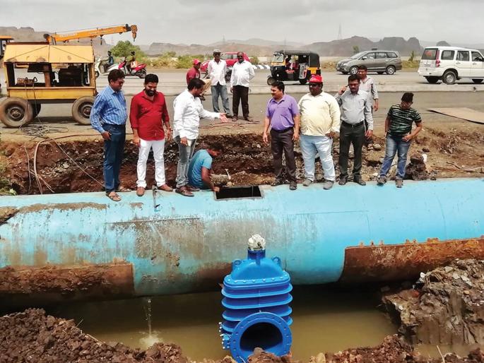 Underground waterfall in Kharghar | खारघरमध्ये अघोषित पाणीबाणी Underground waterfall in Kharghar | खारघरमध्ये अघोषित पाणीबाणी