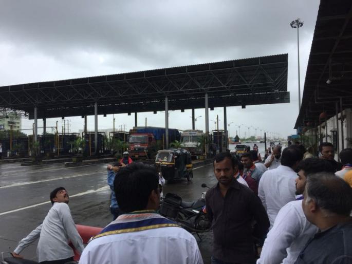 MNS protests potholes in kharghar toll plaza | खारघर टोल प्लाझावर मनसेची धडक MNS protests potholes in kharghar toll plaza | खारघर टोल प्लाझावर मनसेची धडक