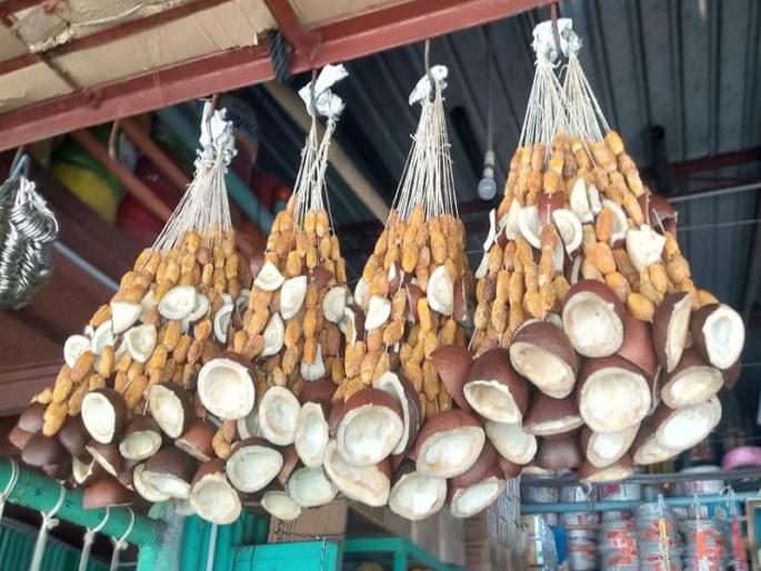 dates rate increases due to Pulwama attack; Result of stopping goods coming from Kashmir | पुलवामा हल्ल्यामुळे खारिक महागले; काश्मिरमार्गे येणारा माल थांबल्याने परिणाम dates rate increases due to Pulwama attack; Result of stopping goods coming from Kashmir | पुलवामा हल्ल्यामुळे खारिक महागले; काश्मिरमार्गे येणारा माल थांबल्याने परिणाम