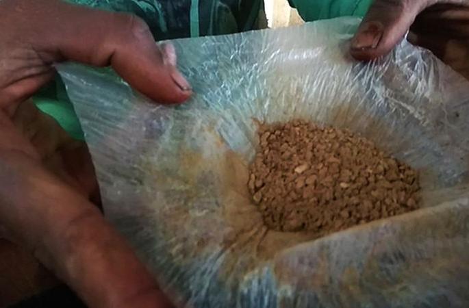 Sales of tobacco are being kept in the pocket even though the shops are closed | पानटपऱ्या बंद झाल्या तरी खिशात ठेवून होतेय खर्ऱ्याची विक्री Sales of tobacco are being kept in the pocket even though the shops are closed | पानटपऱ्या बंद झाल्या तरी खिशात ठेवून होतेय खर्ऱ्याची विक्री