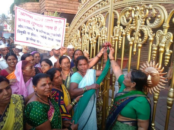 Movement in support of Anna Hazare: The attempt of self-sacrifice before MP Gandhi's house | अण्णा हजारे यांच्या समर्थनार्थ आंदोलन : खासदार गांधींच्या घरासमोर आत्मदहनाचा प्रयत्न Movement in support of Anna Hazare: The attempt of self-sacrifice before MP Gandhi's house | अण्णा हजारे यांच्या समर्थनार्थ आंदोलन : खासदार गांधींच्या घरासमोर आत्मदहनाचा प्रयत्न