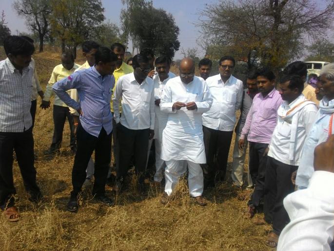 MP Sanjay Dhotre visited hailstorm affected villages | खासदार संजय धोत्रे  यांची अकोला, वाशिम जिल्ह्यातील गारपीटग्रस्त गावांना भेट, नुकसानाची केली पाहणी