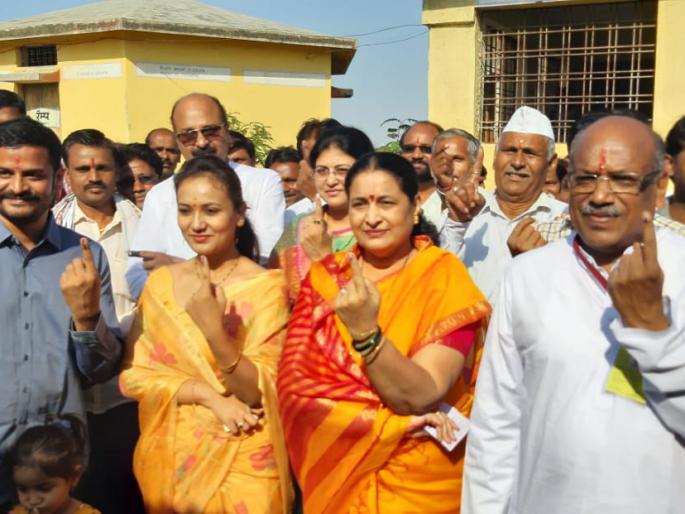 Maharashtra Election Voting Live: MP, MLA voting in Akola | Maharashtra Election Voting Live : खासदार, आमदारांनी केले मतदान Maharashtra Election Voting Live: MP, MLA voting in Akola | Maharashtra Election Voting Live : खासदार, आमदारांनी केले मतदान