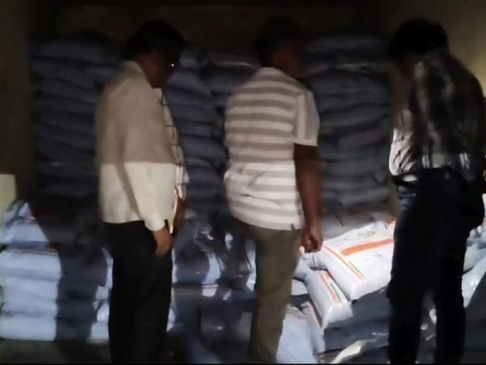 Illegal storage of chemical fertilizer; Flying squad raids Renapur | रासायनिक खताचा अवैध साठा; रेणापूर येथे भरारी पथकाचा छापा Illegal storage of chemical fertilizer; Flying squad raids Renapur | रासायनिक खताचा अवैध साठा; रेणापूर येथे भरारी पथकाचा छापा