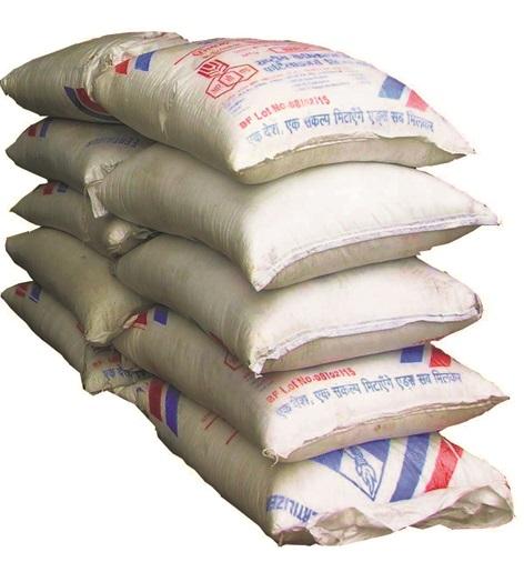 Crowd to buy urea in Zodge | झोडगेत युरिया खरेदीसाठी गर्दी Crowd to buy urea in Zodge | झोडगेत युरिया खरेदीसाठी गर्दी