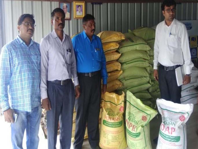 The bogus fertilizer stocks seized from the state of Gujarat were seized | गुजरात राज्यातून आणलेला बोगस खताचा साठा जप्त The bogus fertilizer stocks seized from the state of Gujarat were seized | गुजरात राज्यातून आणलेला बोगस खताचा साठा जप्त