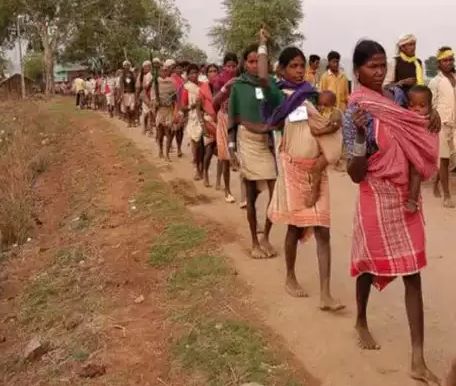 Lure students for khawati grants | खावटी अनुदानासाठी विद्यार्थ्यांना आमिष Lure students for khawati grants | खावटी अनुदानासाठी विद्यार्थ्यांना आमिष