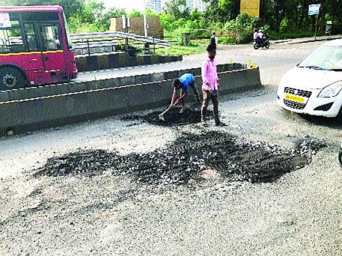 Risk of accident due to filling of pit in the pathole of navi mumbai | खड्ड्यातील खडीच्या भरावामुळे अपघातांचा धोका Risk of accident due to filling of pit in the pathole of navi mumbai | खड्ड्यातील खडीच्या भरावामुळे अपघातांचा धोका