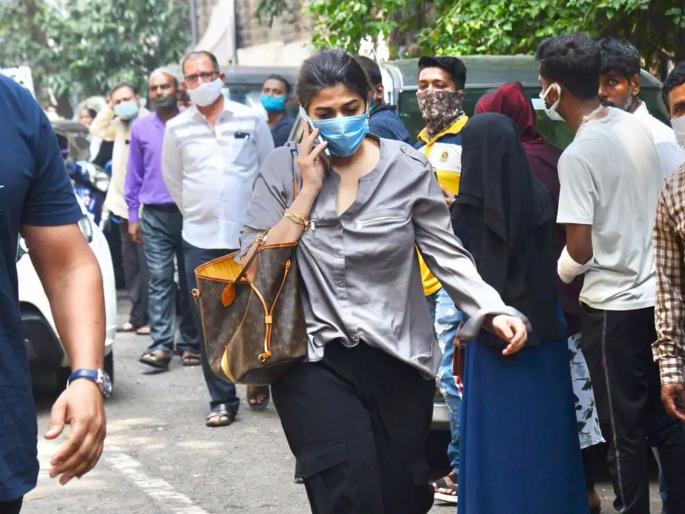 Aryan Khan: Footage of Gosavi-Pooja Dadlani meeting in SIT hands; Difficulties increased | Aryan Khan Drug Case: आर्यन खान: गोसावी-पूजा दादलानीच्या भेटीचे फुटेज एसआयटीच्या हाती; अडचणी वाढल्या Aryan Khan: Footage of Gosavi-Pooja Dadlani meeting in SIT hands; Difficulties increased | Aryan Khan Drug Case: आर्यन खान: गोसावी-पूजा दादलानीच्या भेटीचे फुटेज एसआयटीच्या हाती; अडचणी वाढल्या