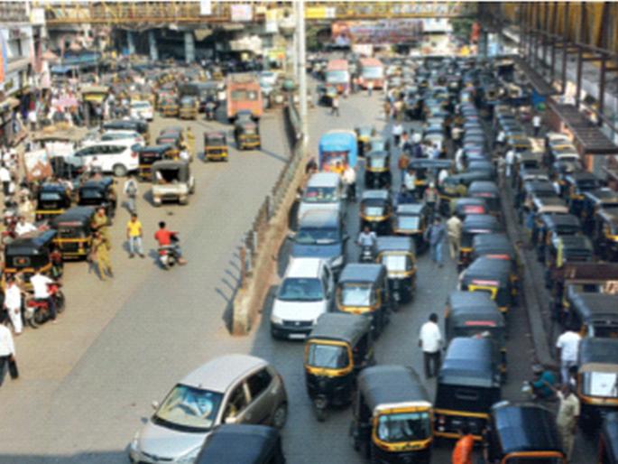 Detention of passengers due to sealed entrances | सीलबंद प्रवेशद्वारांमुळे प्रवाशांचा खोळंबा