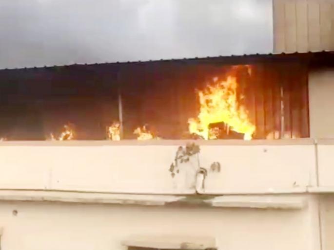 fire broke out on the roof of a warehouse in Bhiwandi | भिवंडीत गोदामच्या छतावरील भंगाराला भीषण आग fire broke out on the roof of a warehouse in Bhiwandi | भिवंडीत गोदामच्या छतावरील भंगाराला भीषण आग