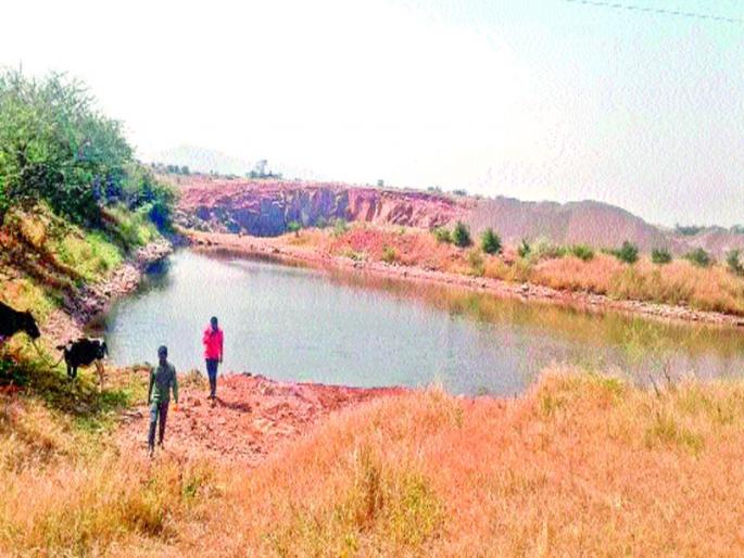 Percolation tank risk due to crushing crushers | खडी क्रशरमुळे पाझर तलावाला धोका Percolation tank risk due to crushing crushers | खडी क्रशरमुळे पाझर तलावाला धोका