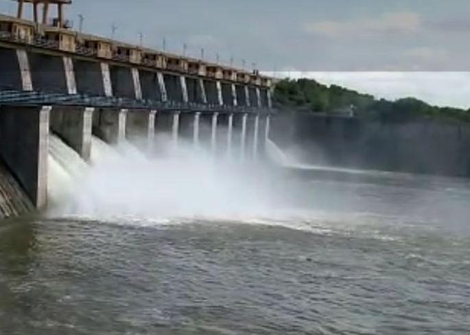 Six medium projects 'overflow' in Buldana district | बुलडाणा जिल्ह्यातील सहा मध्यम प्रकल्प ‘ओव्हर फ्लो’ Six medium projects 'overflow' in Buldana district | बुलडाणा जिल्ह्यातील सहा मध्यम प्रकल्प ‘ओव्हर फ्लो’