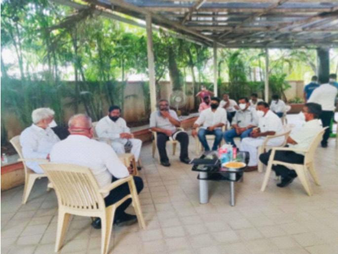 Shiv Sena-Bavia leadership came together without any fire | विस्तव न जाणारे शिवसेना-बविआ नेतृत्व आले एकत्र Shiv Sena-Bavia leadership came together without any fire | विस्तव न जाणारे शिवसेना-बविआ नेतृत्व आले एकत्र