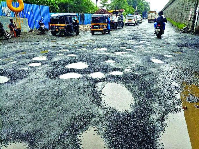 Road sieve due to pits | खड्ड्यांमुळे रस्त्याची चाळण, रस्त्यावरून प्रवास करणे होते धोकादायक Road sieve due to pits | खड्ड्यांमुळे रस्त्याची चाळण, रस्त्यावरून प्रवास करणे होते धोकादायक
