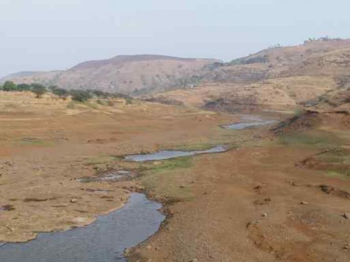 Desperate for water; Bhima riverbed is dry.. Situation in western part of Khed | पाण्यासाठी वणवण; भीमा नदीचे पात्र कोरडे..खेडचा पश्चिम भागातील परिस्थिती