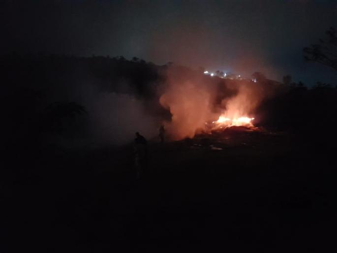 Fierce fire at Goshala fodder depot in Khed | आगीत ६०० जनावरांचा चारा जळून खाक Fierce fire at Goshala fodder depot in Khed | आगीत ६०० जनावरांचा चारा जळून खाक
