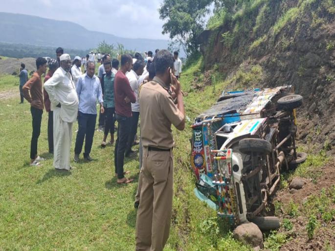 Pickup going for Devdarshan falls into 100 to 150 feet ravine; 30 women injured, incident in Khed taluka | देवदर्शनासाठी जाणारी पिकअप १०० ते १५० फूट दरीत; ३० महिला जखमी, तिघांचा मृत्यू, खेड तालुक्यातील घटना Pickup going for Devdarshan falls into 100 to 150 feet ravine; 30 women injured, incident in Khed taluka | देवदर्शनासाठी जाणारी पिकअप १०० ते १५० फूट दरीत; ३० महिला जखमी, तिघांचा मृत्यू, खेड तालुक्यातील घटना