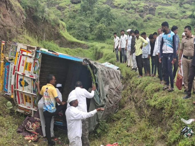 Vehicle reverses into valley while shifting gears; Driver's mistake causes grief for 9 families, 10 women die | गिअर टाकताना वाहन रिव्हर्स येऊन दरीत; चालकाची चुकीने ९ कुटुंबावर दुःखाचा डोंगर, १० महिलांचा मृत्यू Vehicle reverses into valley while shifting gears; Driver's mistake causes grief for 9 families, 10 women die | गिअर टाकताना वाहन रिव्हर्स येऊन दरीत; चालकाची चुकीने ९ कुटुंबावर दुःखाचा डोंगर, १० महिलांचा मृत्यू