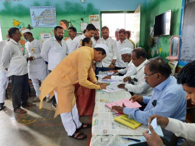 Polling begins for 18 seats of Khed Agriculture Produce Market Committee 99 percent polling till noon at Shelpimpalgaon centre | खेड कृषी उत्पन्न बाजार समितीच्या १८ जागांसाठी मतदान सुरू; शेलपिंपळगाव केंद्रावर दुपारपर्यंत ९९ टक्के मतदान Polling begins for 18 seats of Khed Agriculture Produce Market Committee 99 percent polling till noon at Shelpimpalgaon centre | खेड कृषी उत्पन्न बाजार समितीच्या १८ जागांसाठी मतदान सुरू; शेलपिंपळगाव केंद्रावर दुपारपर्यंत ९९ टक्के मतदान