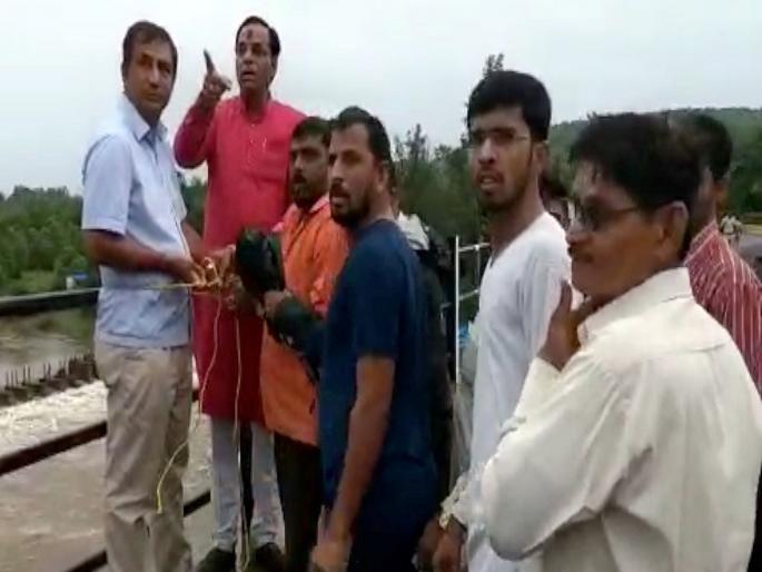 Jagbudi river bridge on road damaged in khed | Video - नदीवरील नवीन पुलाचा जोडरस्ता खचला; स्थानिकांनी अधिकाऱ्यांना पुलाला बांधलं Jagbudi river bridge on road damaged in khed | Video - नदीवरील नवीन पुलाचा जोडरस्ता खचला; स्थानिकांनी अधिकाऱ्यांना पुलाला बांधलं