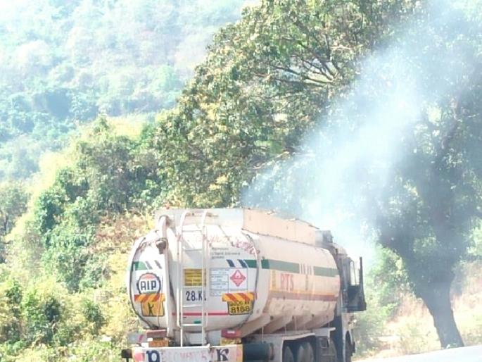 Cassidy catches the stomach with a tanker | कशेडी घाटात टँकरने घेतला पेट Cassidy catches the stomach with a tanker | कशेडी घाटात टँकरने घेतला पेट