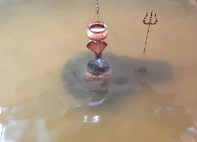 The MNS's Mahadevala for rain in the village | खेडमध्ये पावसासाठी मनसेचे महादेवाला साकडे The MNS's Mahadevala for rain in the village | खेडमध्ये पावसासाठी मनसेचे महादेवाला साकडे