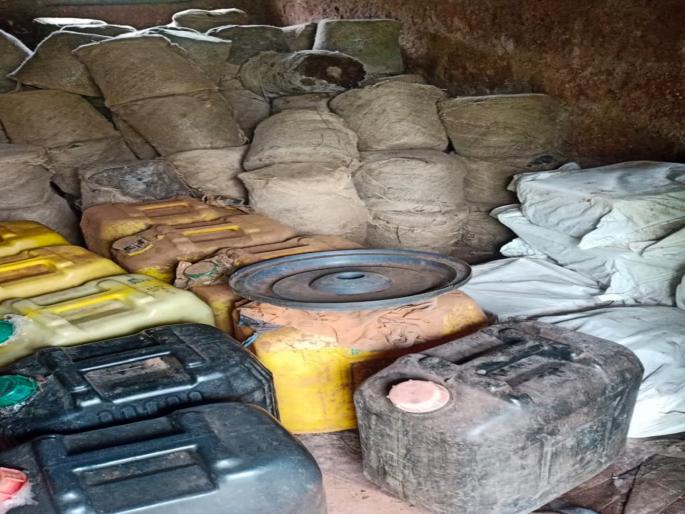 Liquor shops raided in forested area of khed, four arrested | खेडमध्ये जंगलात दारुअड्ड्यावर छापे, चाैघांना अटक; साडेसहा लाखांचा मुद्देमाल जप्त Liquor shops raided in forested area of khed, four arrested | खेडमध्ये जंगलात दारुअड्ड्यावर छापे, चाैघांना अटक; साडेसहा लाखांचा मुद्देमाल जप्त