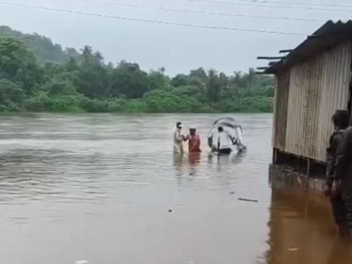 Rescue team saves teacher who was swept away with bike in Khed | Ratnagiri: खेडमध्ये दुचाकीसह वाहून जाणाऱ्या शिक्षिकेला रेस्क्यू टीमने वाचवले Rescue team saves teacher who was swept away with bike in Khed | Ratnagiri: खेडमध्ये दुचाकीसह वाहून जाणाऱ्या शिक्षिकेला रेस्क्यू टीमने वाचवले