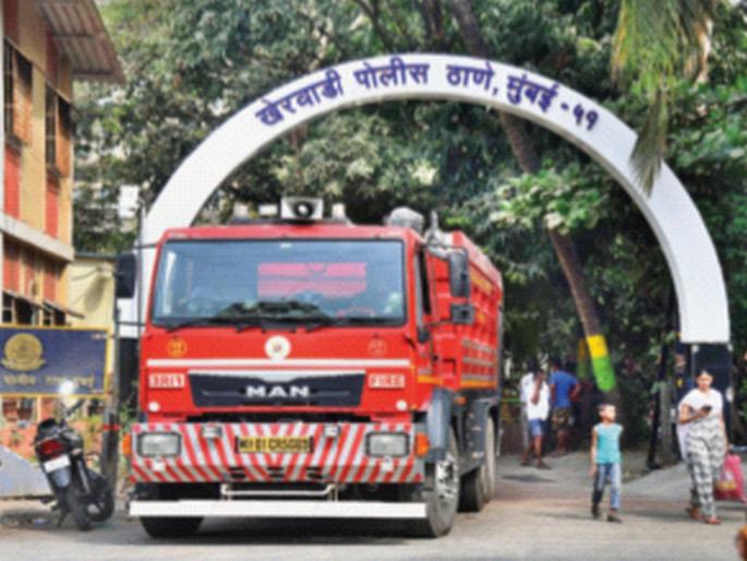 Kherwadi police station fire, employee killed, cause of fire unclear | खेरवाडी पोलिस ठाण्याला आग, कर्मचारी मृत्युमुखी, आगीचे कारण अस्पष्ट Kherwadi police station fire, employee killed, cause of fire unclear | खेरवाडी पोलिस ठाण्याला आग, कर्मचारी मृत्युमुखी, आगीचे कारण अस्पष्ट