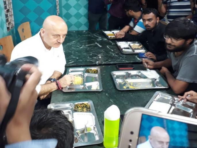 Visible to students of strong acting; Anupam Kher's 'Film Style' entry in FTII | सशक्त ‘अभिनया’चे विद्यार्थ्यांना घडले दर्शन; एफटीआयआयमध्ये अनुपम खेर यांची ‘फिल्मी स्टाईल’ एन्ट्री Visible to students of strong acting; Anupam Kher's 'Film Style' entry in FTII | सशक्त ‘अभिनया’चे विद्यार्थ्यांना घडले दर्शन; एफटीआयआयमध्ये अनुपम खेर यांची ‘फिल्मी स्टाईल’ एन्ट्री