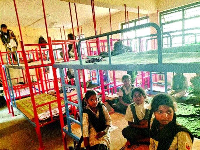 Finally the relocation of the 'girls' to a new hostel | अखेर ‘त्या’ मुलींचे नवीन वसतिगृहात स्थलांतर Finally the relocation of the 'girls' to a new hostel | अखेर ‘त्या’ मुलींचे नवीन वसतिगृहात स्थलांतर